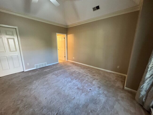 Building Photo - 2025 Mt Badon Ln