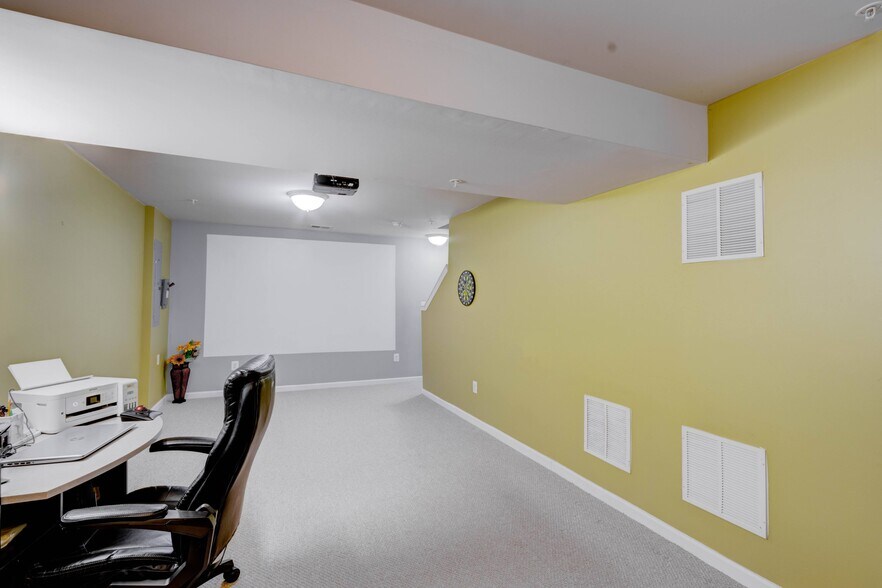 Building Photo - 7044 Lennox Ave