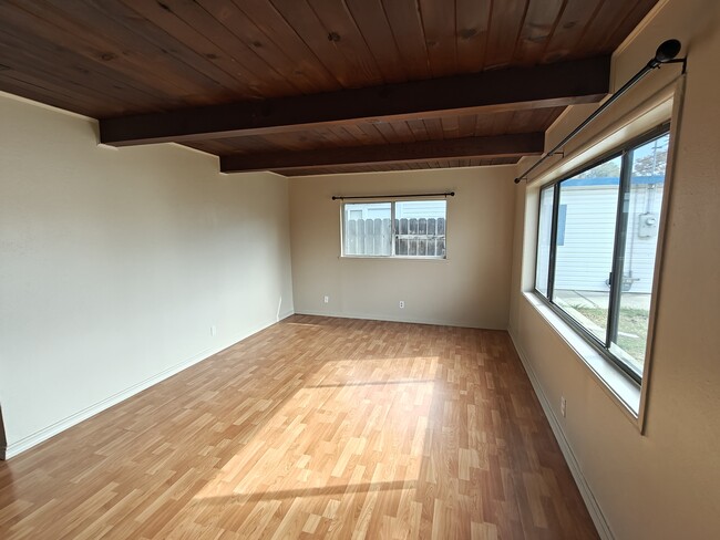 Building Photo - 263 Elmwood Ln