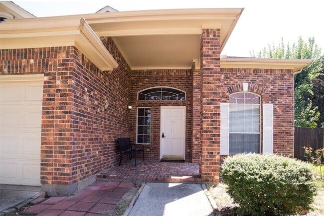 Building Photo - 10035 Magnolia Way