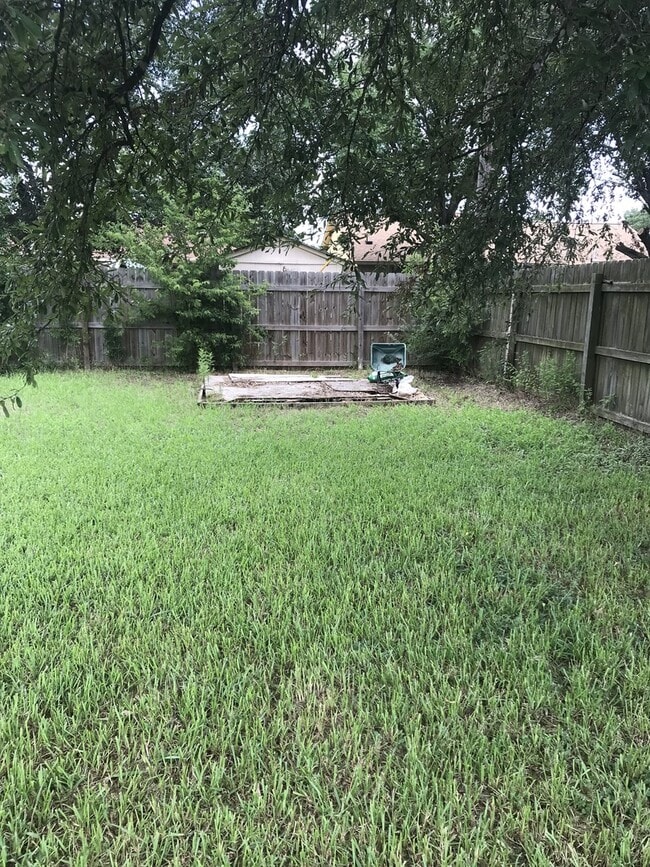 Building Photo - 3 Bedroom 2 Bath