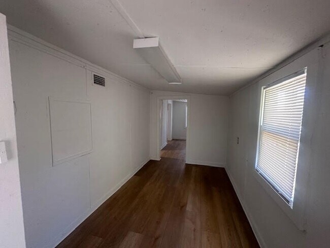 Building Photo - Commercial Building for rent !