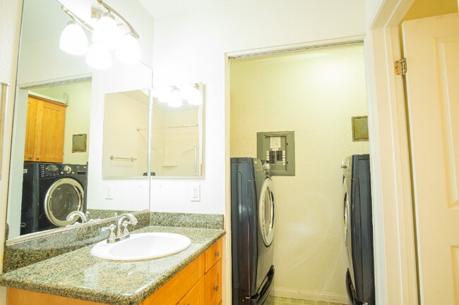 Building Photo - 2491 Creekside Ct