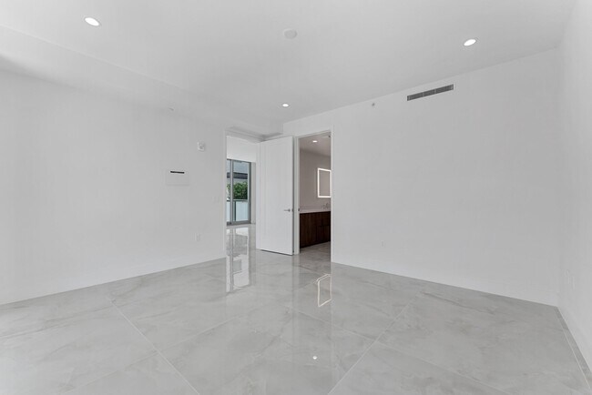 Building Photo - 485 E Royal Palm Rd