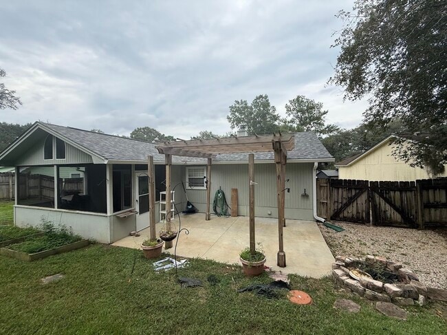 Building Photo - 2026 Rob Way