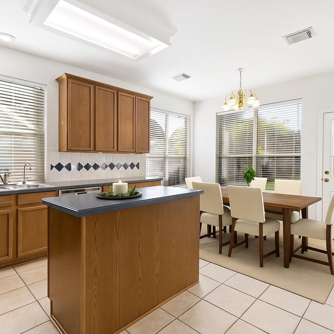 Building Photo - 3326 Lakeway Ln