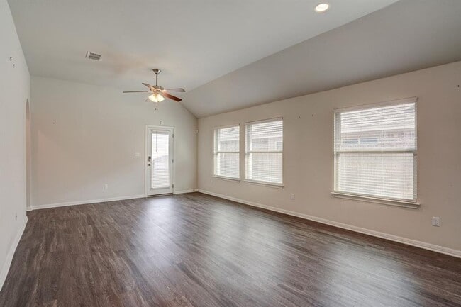 Building Photo - Beautiful 3BR/2BA Home with Island Kitchen...