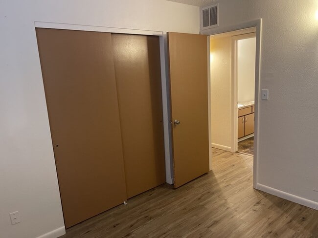 Building Photo - 2 Bed 1 Bath Duplex