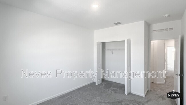 Building Photo - 2562 Skyline Loop
