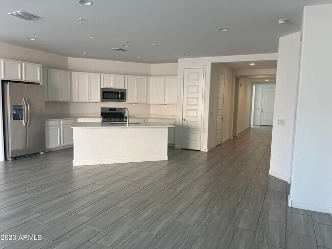 Building Photo - 566 E White Wing Dr