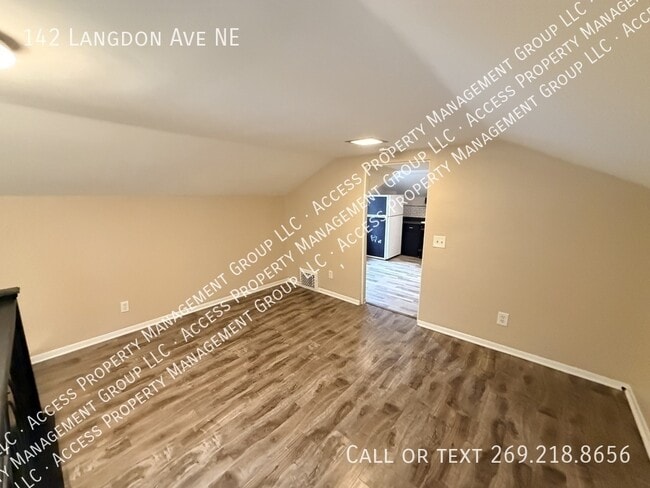 Building Photo - 142 Langdon Ave NE