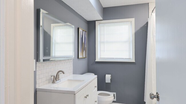 Building Photo - Spacious Modern 4 bedroom, 1 Full Ba, 2 Half bath