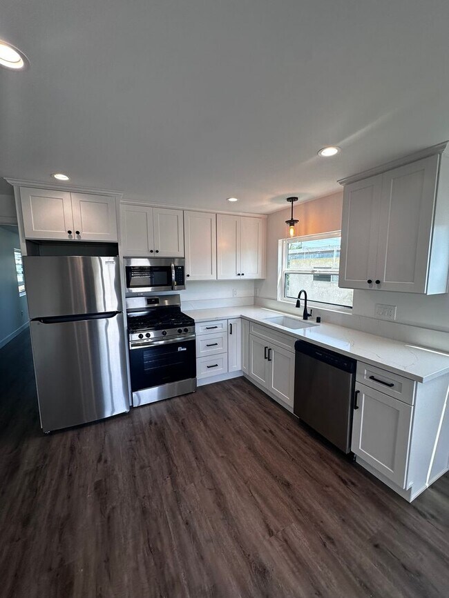 Building Photo - 611 Silver Strand Blvd