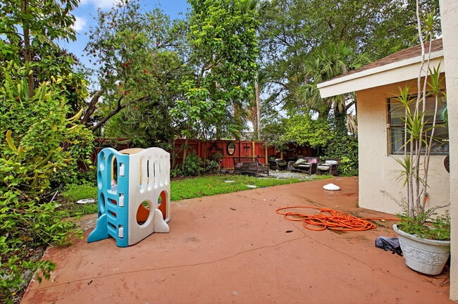 Building Photo - 7576 Sierra Terrace E