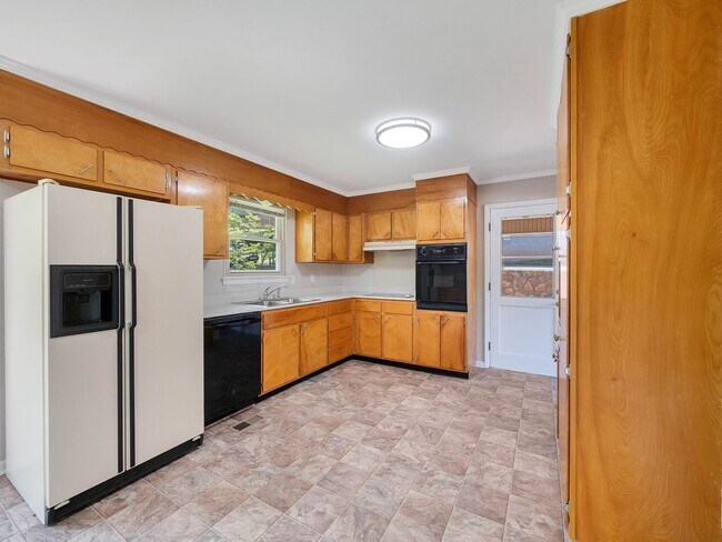 Building Photo - 450 Bouton Dr