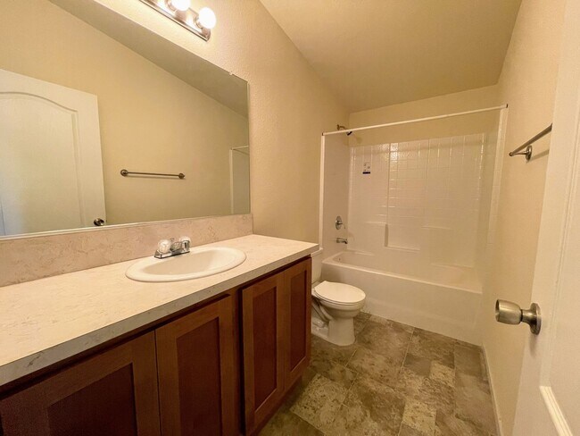 Building Photo - 3 Bedroom Mobile Home for rent!