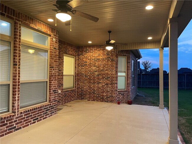 Building Photo - 1506 SW Edinburgh Ave