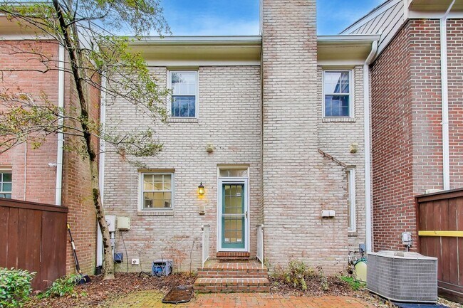 Building Photo - Spectacular 3 Bed + LOFT + 3.5 Bath- Custom Kitchen & Master Retreat w/ Beautiful Updates