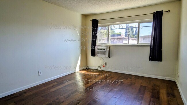Building Photo - 1850 W Greenleaf Ave