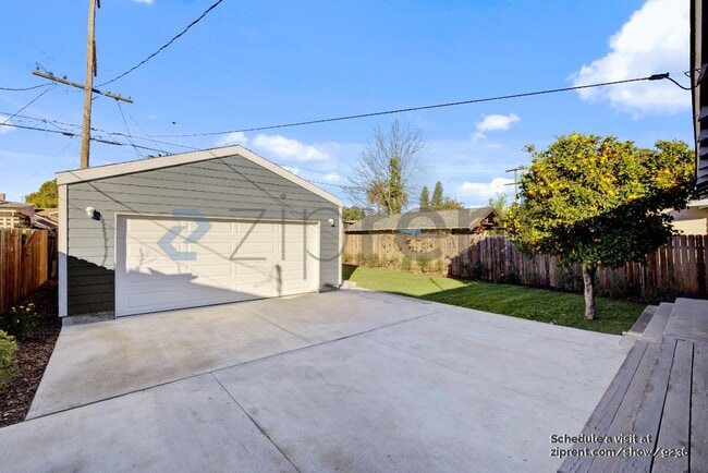 Building Photo - 4315 La Salle Ave