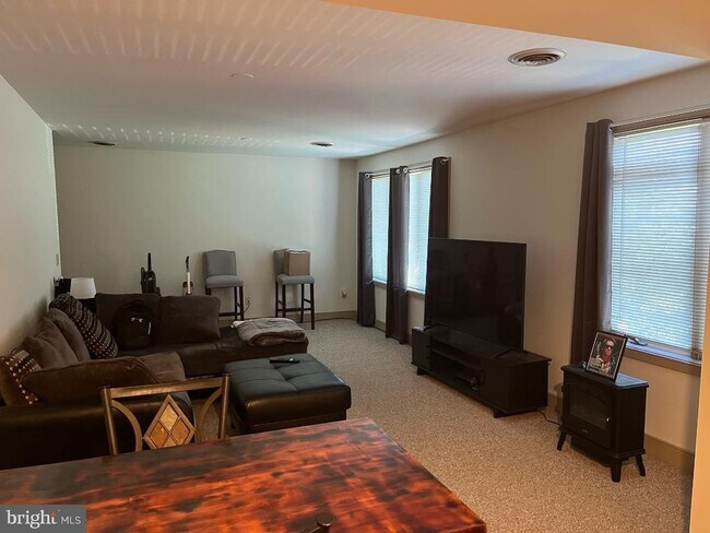 Building Photo - 1032 N Easton Rd