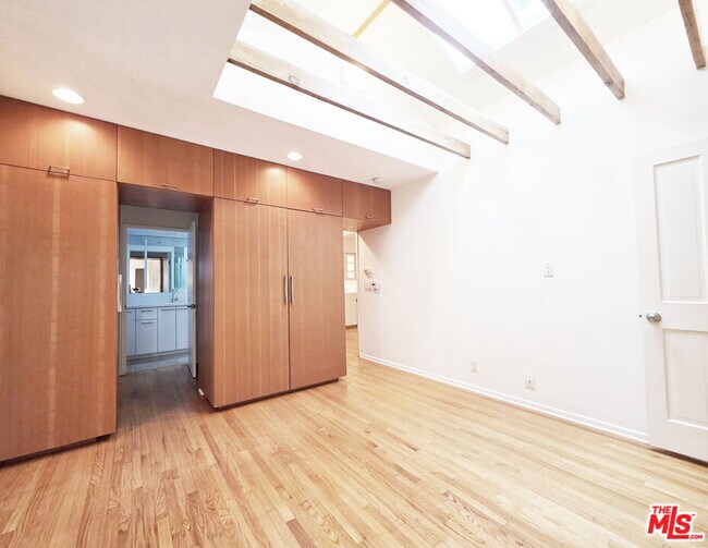 Building Photo - 4031 Hollyline Ave