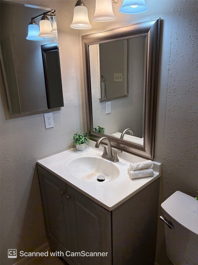 Building Photo - 17331 Red Oak Dr