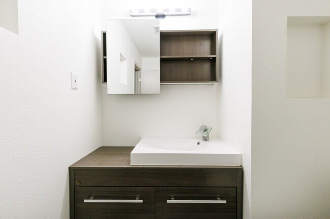 Building Photo - Newly remodeled 3/2/2 in north Lubbock!  M...
