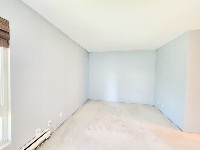 Building Photo - Top floor Woodlake condo, corner location