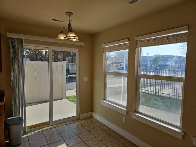 Building Photo - Nice 2 bedroom, 2 bath condo in a fabulous...