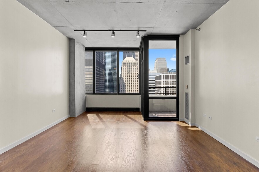 Building Photo - 235 W Van Buren St