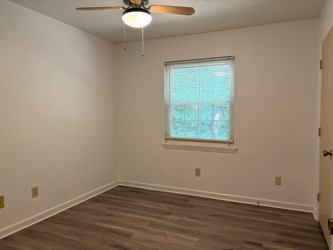Building Photo - 2 Bedroom, 1 Bathroom Condo in Greensboro!