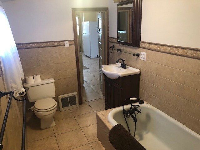 Building Photo - 2 bedroom, 1.5 bath home with off street p...