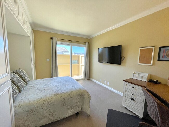 Building Photo - 3 Bedroom + 2 Bathroom Home | Hollywood Beach | Oxnard | Fully Furnished