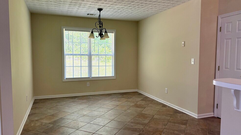 Building Photo - 2336 Pettit Dr