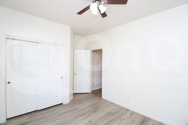 Building Photo - 3250 E Hampton Ln