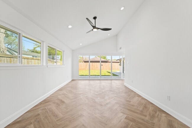 Building Photo - 10722 Lynbrook Dr