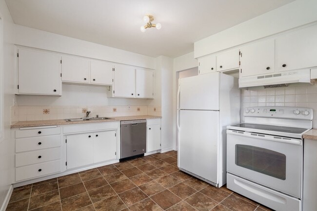 Building Photo - Charming 3-Bedroom Rancher Near Shadle Park