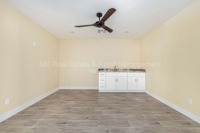 Building Photo - 413 E Southern Ave