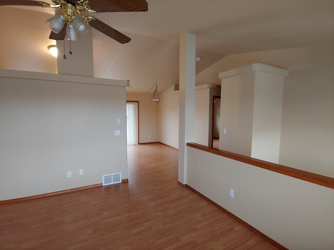 Building Photo - Large 3/2 in the Singing Hills Neighborhoo...
