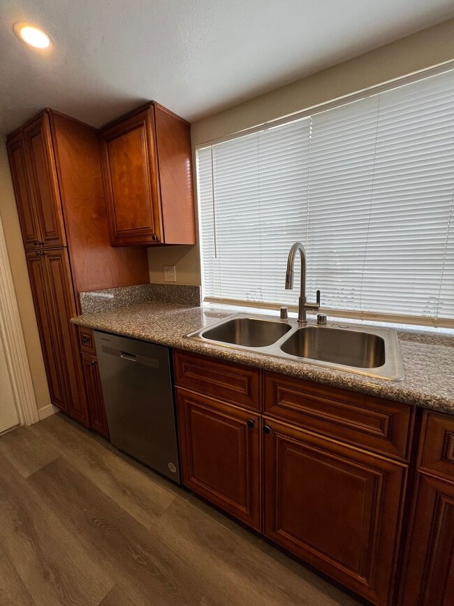 Building Photo - Beautiful 3 Bedroom / 2.5 Bath Town Home i...