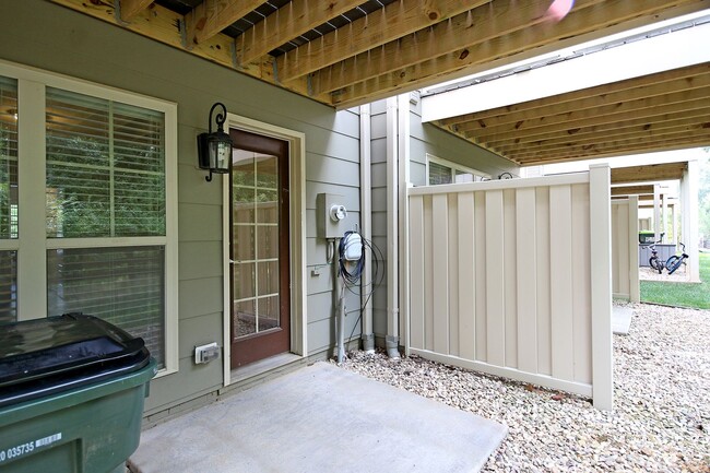 Building Photo - Light-Filled Townhome With Utilities Inclu...