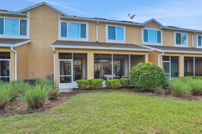 Building Photo - Flagler Station Townhome 3/2.5 - 2 car garage - 2000+ square feet