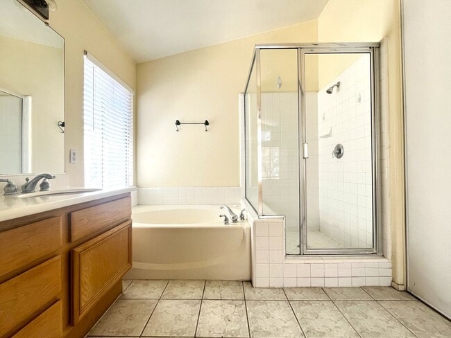 Building Photo - 4 bed, 2.5 bath located in Corona, CA!
