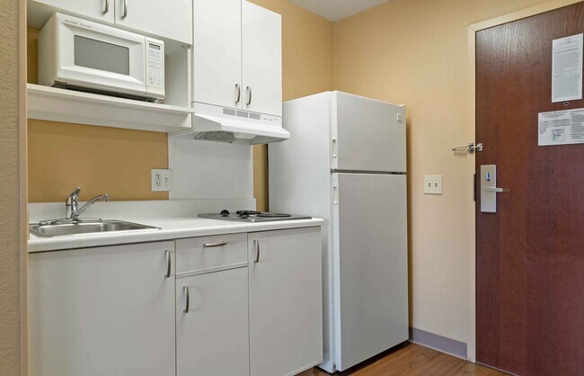 Building Photo - Furnished Studio-Detroit - Farmington Hills