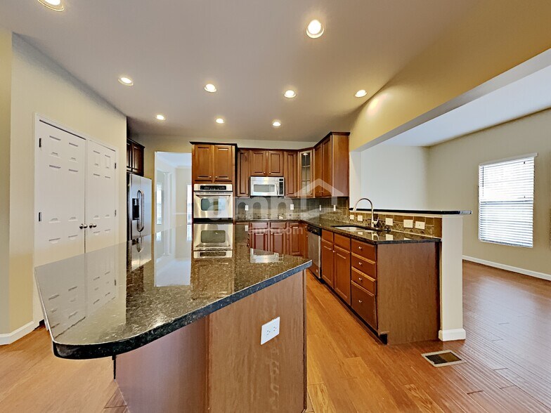 Building Photo - 1048 Oakhall Dr