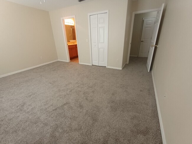 Building Photo - 3/2.5 Townhouse upgraded! UCF students welcome