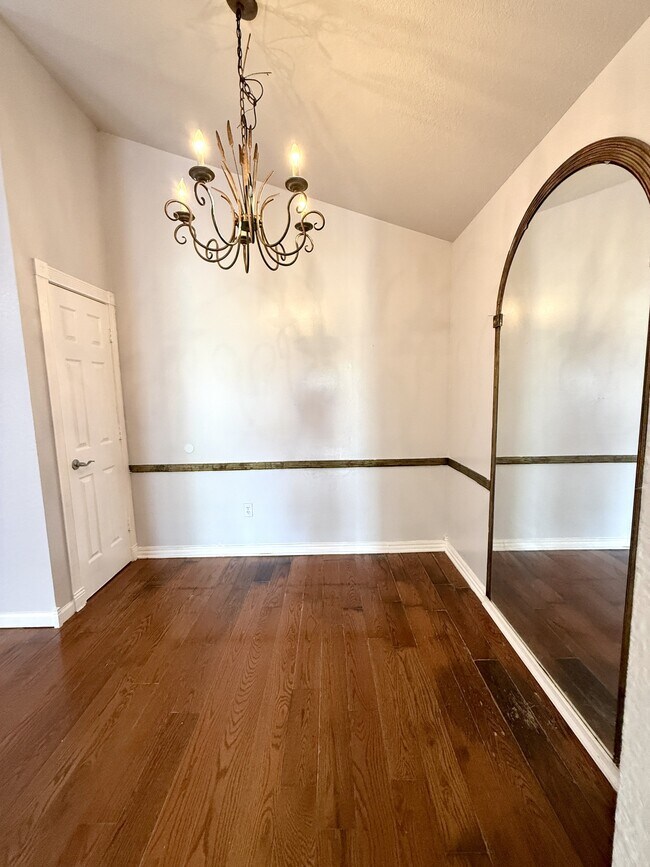 Building Photo - 427 N Rockford Pl