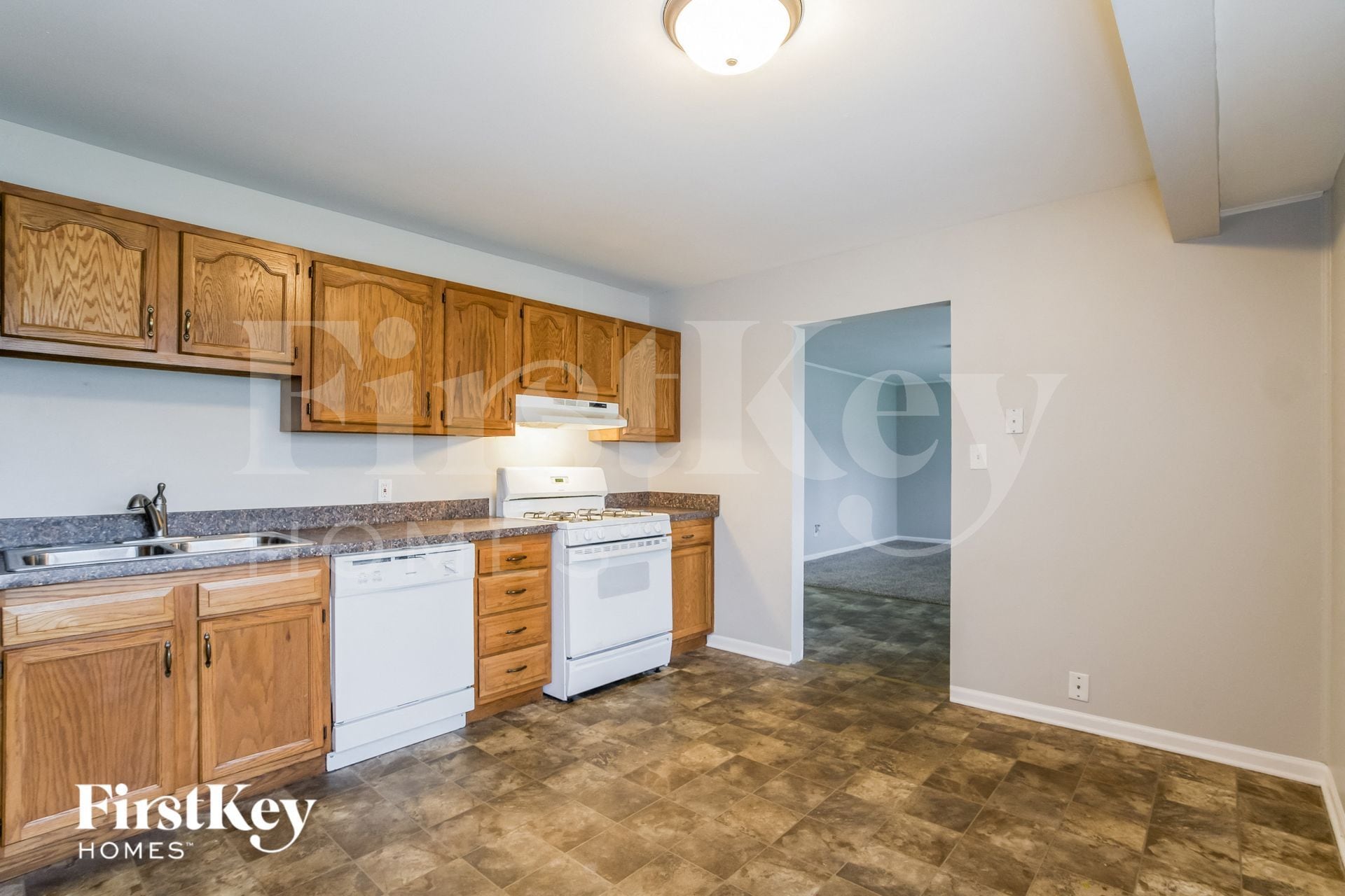 Building Photo - 104 E Oak St