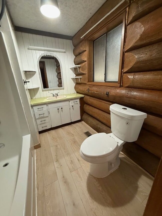 Building Photo - Country Living 3 Bedroom 2 Bath Newberg OR 97132